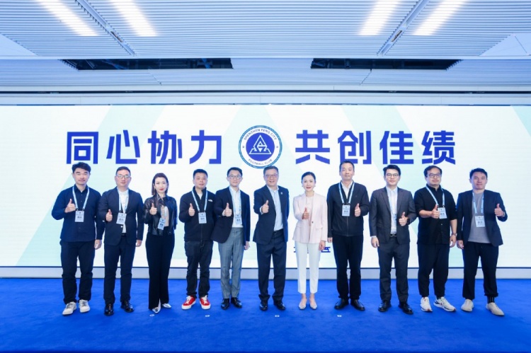  足球報：10家企業(yè)捧場新賽季出征儀式，深圳新鵬城進一步做強做優(yōu)