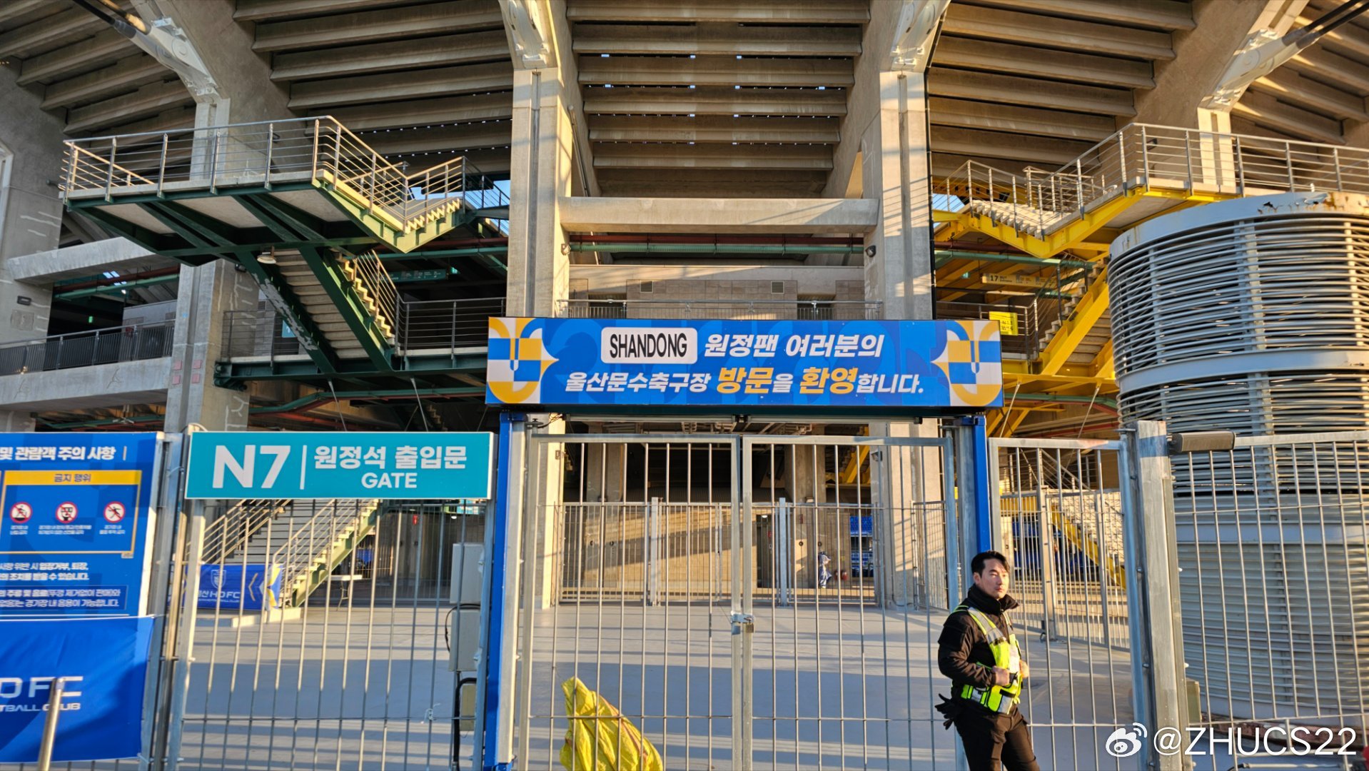  博主：蔚山現(xiàn)場(chǎng)工作人員、轉(zhuǎn)播車、安保在準(zhǔn)備撤場(chǎng)，場(chǎng)外一片安靜