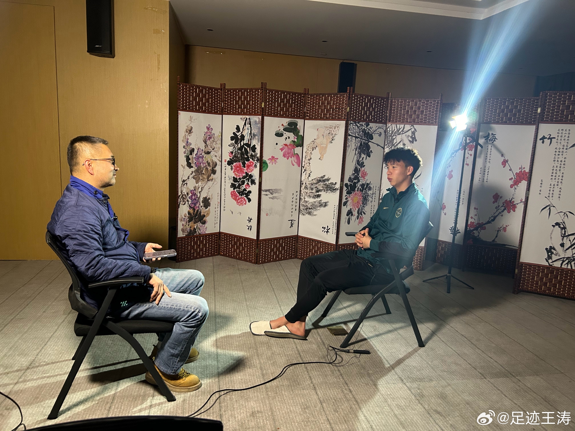  記者：王鈺棟視韋世豪為偶像&想加他微信，現(xiàn)進了國足不知加到?jīng)]