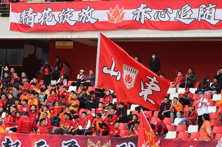 主場(chǎng)上萬(wàn)名球迷的吶喊助威，給山東體彩女足征戰(zhàn)女超增添了能量與動(dòng)力
