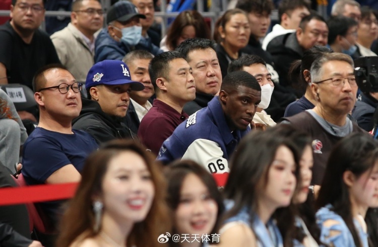  真籃球迷！國安外援法比奧攜玉昆外援科斯塔來到五棵松觀戰(zhàn)CBA