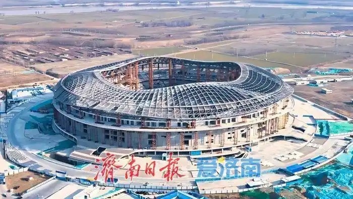  魯媒：戴上1.6萬(wàn)噸“鋼鐵巨冠”，黃河體育中心球場(chǎng)完成屋蓋施工