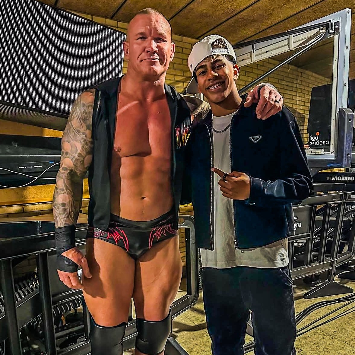  小心RKO！亞馬爾現(xiàn)場觀戰(zhàn)WWE，和奧爾頓、Triple H等合影