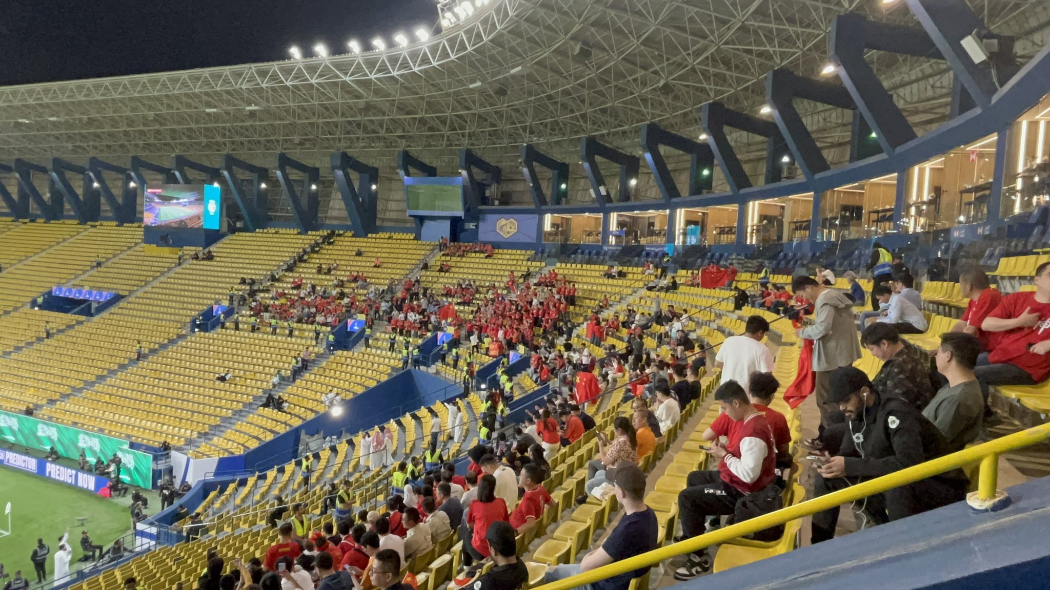  球票已售罄！中國球迷已經(jīng)入場，坐在球場上層沙特球迷區(qū)上方