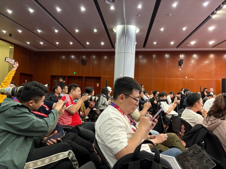  萬眾矚目！記者擠滿國足賽前新聞發(fā)布廳，賽場記者預(yù)計超300人